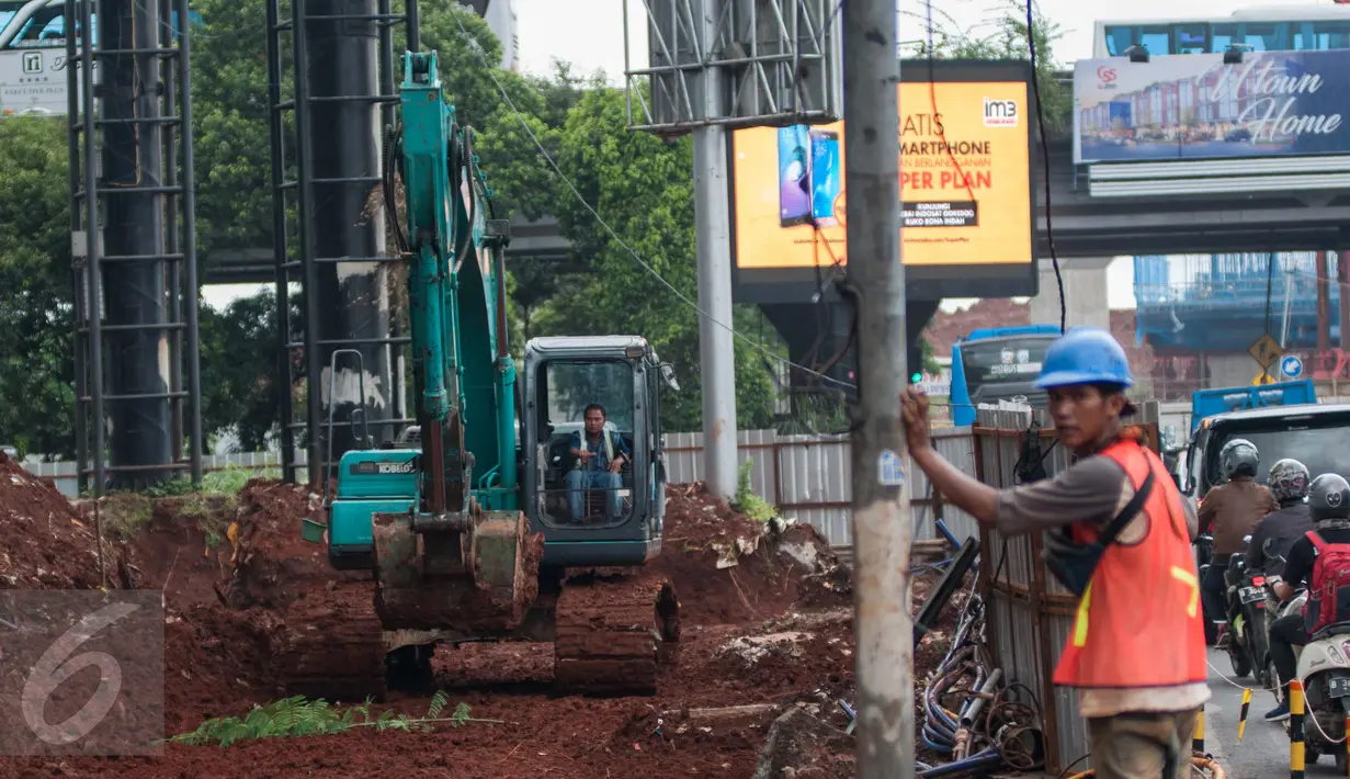 Petugas mengoperasikan alat berat untuk menyelesaikan proyek underpass di Jalan RA Kartini, Metro Pondok, Lebak Bulus, Jakarta, Rabu (22/3). Pembangunan underpass ini untuk mengurai kemacetan di perempatan Lebak Bulus. (Liputan6.com/Gempur M Surya)