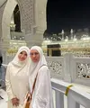 Keduanya tampil kompak saat berada di Masjidil Haram, Mekah, dengan Ka’bah megah sebagai latar belakang. Dalam potret tersebut, Rossa dan Melly sama-sama memilih busana serba putih, warna yang identik dengan kesucian dan ketulusan dalam beribadah. [@itsrossa910].