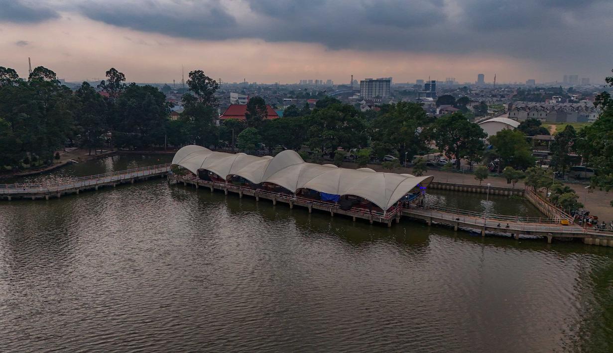 Pada sore hari, Situ Cipondoh ramai dikunjungi penduduk nan mau menikmati pemandangan mentari terbenam. Tampak foto udara memperlihatkan area Situ Cipondoh di Kota Tangerang, Banten, nan tetap berfaedah sebagai area konservasi air sekaligus destinasi rekreasi warga, Rabu (14/4/2026). (merdeka.com/Arie Basuki)
