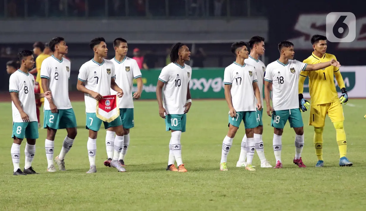Pemain Timnas Indonesia U-19 jelang melawan Vietnam U-19 pada kualifikasi grup A Piala AFF U-19 2022 di Stadion Patriot Candrabhaga, Bekasi, Jawa Barat, Sabtu (2/7/2022). Timnas Indonesia U-19 gagal membungkam Vietnam U-19 setelah bermain imbang 0-0. (Liputan6.com/Helmi Fithriansyah)