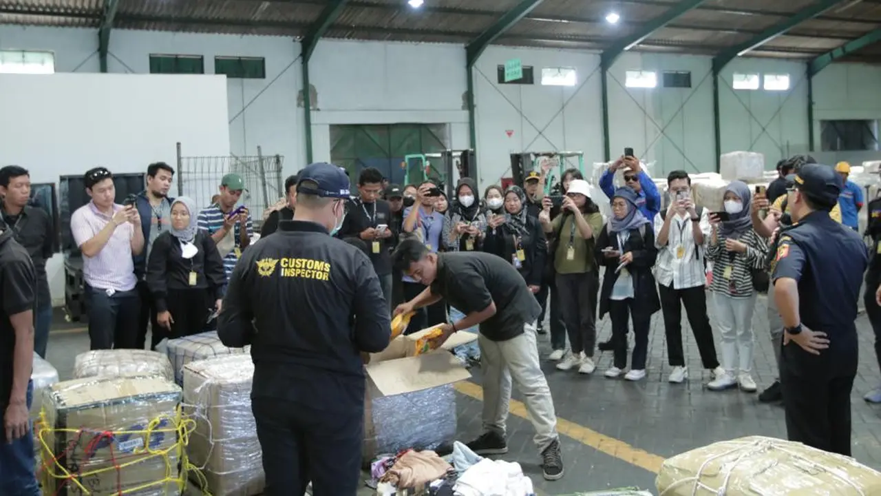 Barang impor yang dikirim oleh Pekerja Imigran Indonesia (PMI) menumpuk di Pelabuhan Tanjung Perak Surabaya. (Dian Kurniawan/Liputan6.com)