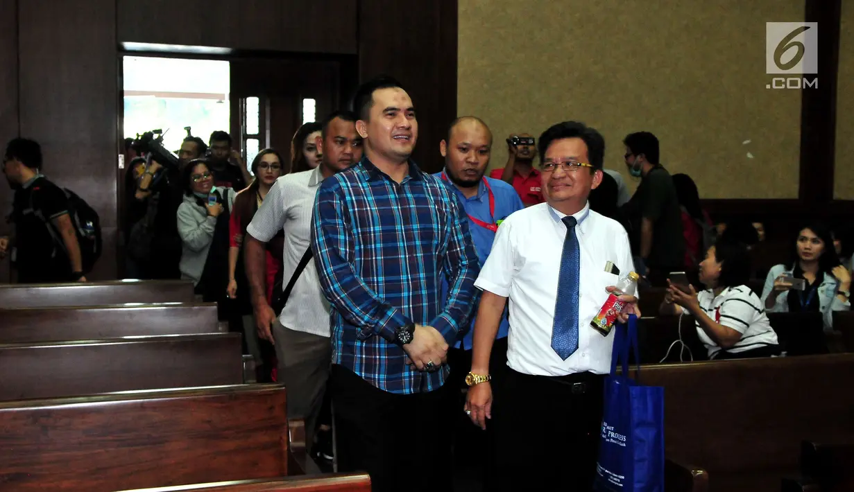 Penyanyi dangdut Saipul Jamil bersiap menjalani sidang pembacaan putusan hakim di Pengadilan Tipikor Jakarta, Senin (31/7). Dihari ulang tahunya Saipul Jamil mendapatkan hadiah sepatu dan kue ulang tahun. (Liputan6.com/Helmi Afandi)
