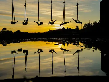 Anggota Teater Sirkus Triko menampilkan tarian hammock di udara dengan menggantung dari Jembatan Mladost di atas Sungai Sava, Zagreb, Kroasia, 11 Juni 2020. (Xinhua/Pixsell/Borna Filic)