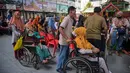Berbekal undangan resmi, warga datang secara bergelombang untuk mencairkan bantuan uang tunai dan paket sembako. Tampak dalam foto, warga mengantre untuk menerima bantuan uang tunai di masjid Cheng Hoo, Surabaya, Jawa Timur pada Rabu 4 Maret 2026. (JUNI KRISWANTO/AFP)