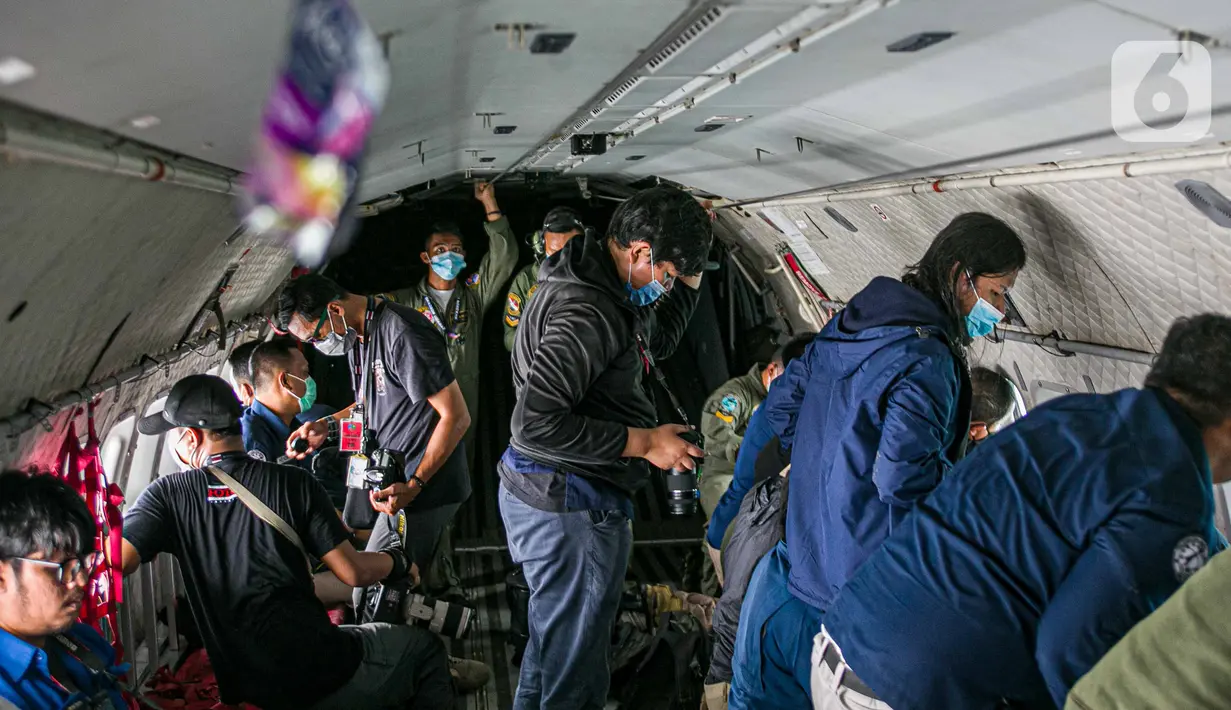 Suasana saat sejumlah awak media memantau proses pencarian pesawat Sriwijaya Air SJ 182 dari pesawat CN 295 milik TNI AU di perairan Kepulauan Seribu, Jakarta, Minggu (10/1/2021). TNI AU menargetkan proses pencarian Sriwijaya Air SJ 182 maksimal selama tujuh hari. (Liputan6.com/Faizal Fanani)