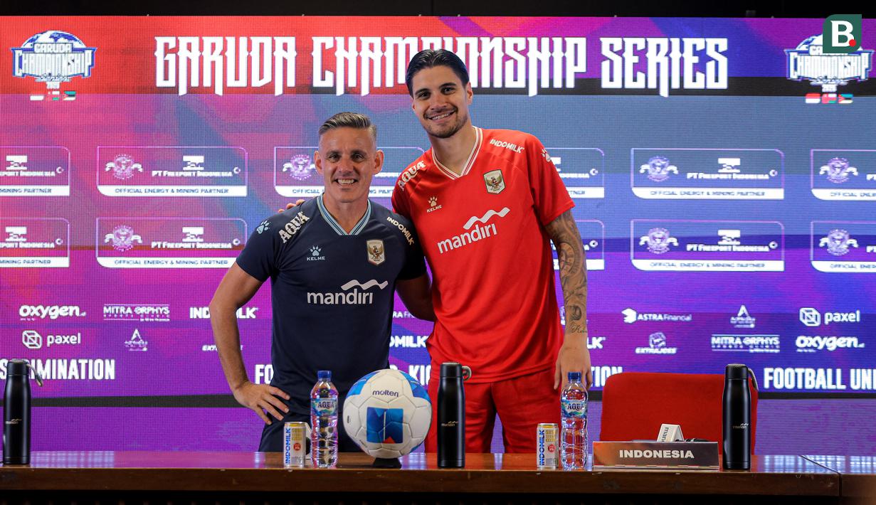 Pelatih kepala Timnas Indonesia, John Herdman (kiri) dan Kevin Diks berfoto bersama setelah konferensi pers menjelang laga FIFA Matchday melawan Oman di Stadion Utama Gelora Bung Karno (SUGBK), Senayan, Jakarta, Kamis (04/06/2026) WIB. (Bola.com/Bagaskara Lazuardi)