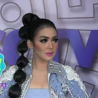 Sempat dikabarkan punya hubungan spesial, Syahrini jelaskan bagaimana awal mula pertemuannya dengan Dash Berlin di Bali.