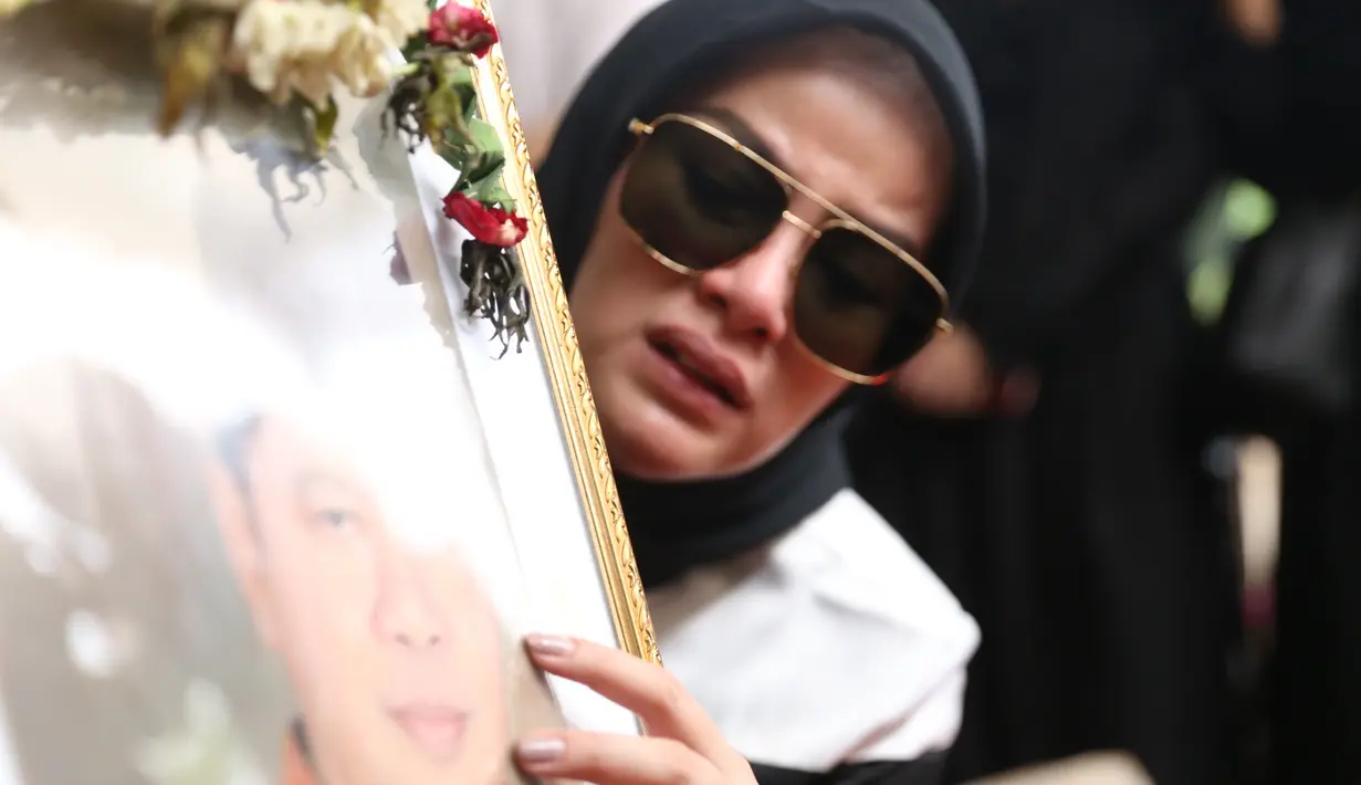 Pemakaman Ayah Olla Ramlan