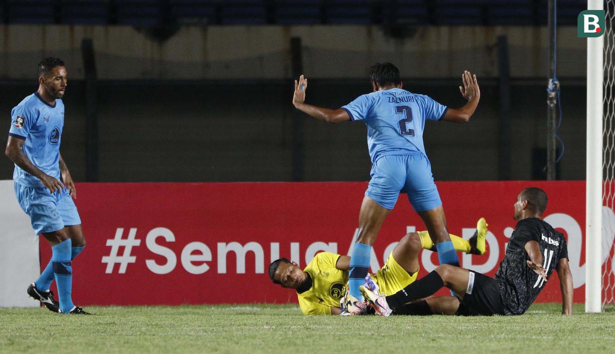 Kiper Persela Lamongan, Dwi Kuswanto (tengah) berhasil menangkap bola saat menghadapi Madura United dalam laga matchday ke-3 Grup C Piala Menpora 2021 di Stadion Si Jalak Harupat, Bandung, Kamis (1/4/2021). Persela bermain imbang 1-1 dengan Madura United. (Bola.com/Ikhwan Yanuar)
