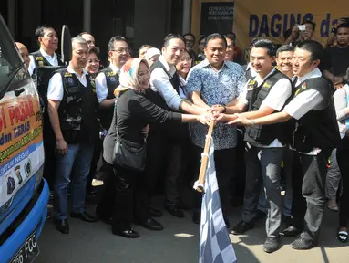 Mendag Rachmat Gobel bersiap melepas truk Operasi Pasar, Jakarta, Minggu (21/6/2015). Kemendag dan Artha Graha Peduli menggelar operasi pasar secara serentak di wilayah DKI Jakarta hingga 16 Juli 2015. (Liputan6.com/Herman Zakharia)