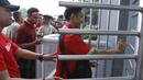 Seorang suporter memasuki SUGBK, Senayan, Jakarta, Minggu (14/1/2018). Fasilitas baru tersebut untuk meningkatkan keamananan, kenyamanan serta kedisiplinan suporter. (Bola.com/M Iqbal Ichsan)