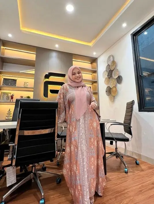 Seakan membungkam netizen, Aurel pamer penampilan kece di postingan Instagram terbaru.  @aurelie.hermansyah.