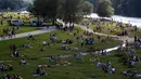 Ribuan orang menikmati cuaca musim panas di tepi sungai 'Isar' di Munich, Jerman (19/7/2020). Di tengah pandemi COVID-19, ribuan orang menikmati cuaca musim panas di dekat sungai tersebut untuk berjemur serta mendinginkan tubuh. (AP Photo/Matthias Schrader)