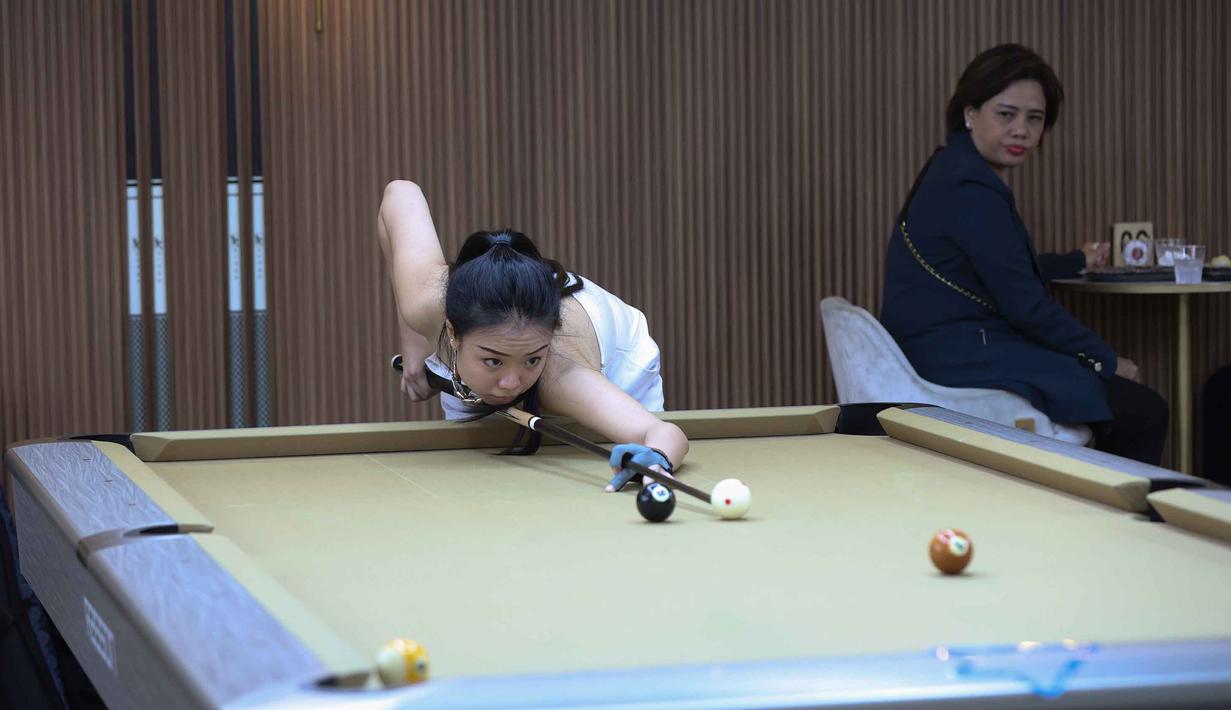 Dengan pendekatan ini, Gowadra mengambil langkah berbeda dari konsep billiard konvensional. Tampak dalam foto, pengunjung menikmati permainan biliar di Gowada Billiard, di Jalan Thamrin Boulevard Pantai Indah Kapuk 2 (PIK 2), Kabupaten Tangerang, Banten, pada Rabu (11/2/2026). (Kapanlagi.com/Budy Santoso)