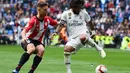 Aksi bek sayap Real Madrid, Marcelo pada laga lanjutan La Liga di pekan ke-33 yang berlangsung di Stadion Santiago Bernabeu, Madrid, Minggu (21/4). Real Madrid menang 3-0 atas Bilbao. (AFP/Gabriel Bouys)