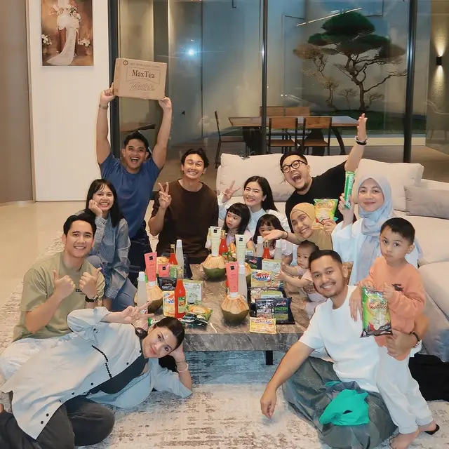 6 Potret Felicya Angelista Bukber Bareng Teman Muslim, Menghargai Keyakinan Masing-masing
