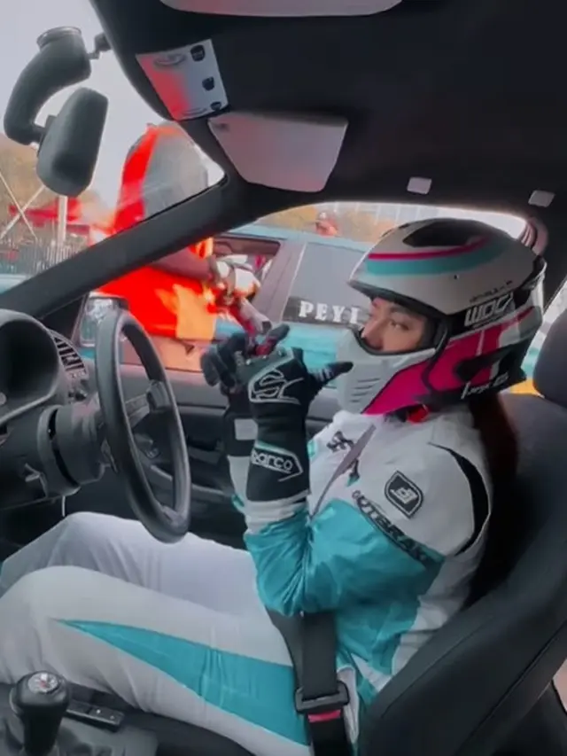 Potret Nathalie Holscher saat drifting dengan pakaian lengkap (Sumber: Instagram/nathalieholscher)