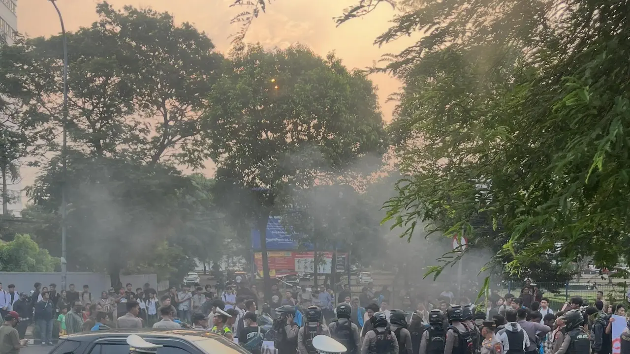Demo Mahasiswa Depan Kampus UKI