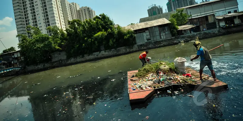 Petugas Bersihkan Tumpukan Sampah di Kali Sentiong