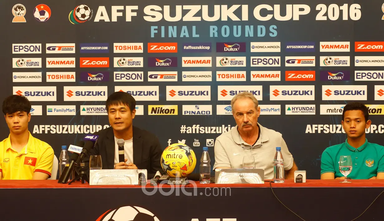 Pelatih Timnas Indonesia, Alfred Riedl (2kanan) dan Pelatih Vietnam Nguyen Huu (2kiri) saat mengikuti jumpa pers jelang leg kedua semifinal AFF Suzuki Cup 2016 di Vietnam, (06/12/2016). (Bola.com/Peksi Cahyo)
