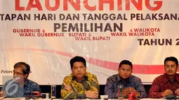 Ketua KPU Husnin Kamil Manik (kedua kiri) memberikan keterangan Pilkada Serentak 2017 di Jakarta, Senin (15/2/2016). Pilkada akan dilaksanakan Rabu 15 Februari 2017 di 101 daerah, 7 provinsi, 18 kota dan 76 kabupaten. (Liputan6.com/Helmi Fithriansyah)