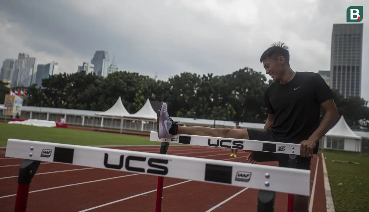 Atlet atletik asal Taiwan melakukan perenggangan saat latihan di Stadion Madya Senayan, Jakarta, Sabtu (10/2/2018). Latihan ini merupakan persiapan jelang Invitation Tournament Asian Games 2018. (Bola.com/Vitalis Yogi Trisna)