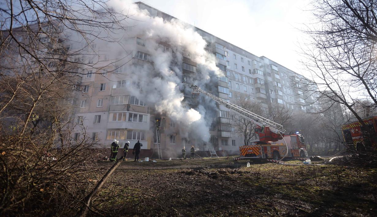 Petugas penyelamat memadamkan kebakaran di sebuah gedung perumahan yang mengalami kerusakan parah akibat serangan Rusia di Ternopil, Ukraina, pada Rabu 19 November 2025. Serangan rudal dan drone Rusia menghantam sebuah gedung permukiman di wilayah kota Ternopil, Ukraina barat, pada Rabu 19 November 2025. (AP Photo/Rostyslav Kovalchuk)