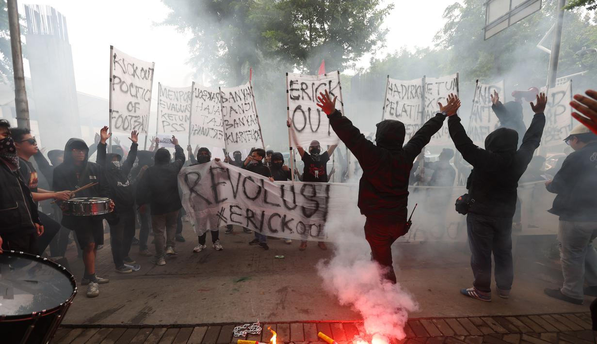Suporter timnas Indonesia, Ultras Garuda, menggelar aksi unjuk rasa di depan Kantor PSSI, GBK Arena, Senayan, Jakarta Pusat, Jumat (14/11/2025). Aksi ini dilakukan sebagai bentuk protes dan tuntutan evaluasi total terhadap kinerja PSSI setelah kegagalan timnas melaju ke Piala Dunia 2026. (Bola.com/M Iqbal Ichsan)