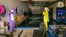Penyelam dengan kostum kelici bersiap sebelum tampil dalam pertunjukan Rabbit Underwater Show In Mission Save The Ocean di Sea World Ancol Jakarta, Selasa (30/3/2021). Pertunjukan digelar untuk mengedukasi warga dalam menjaga ekosistem laut dari sampah atau polusi laut. (Liputan6.com/Faizal Fanani)