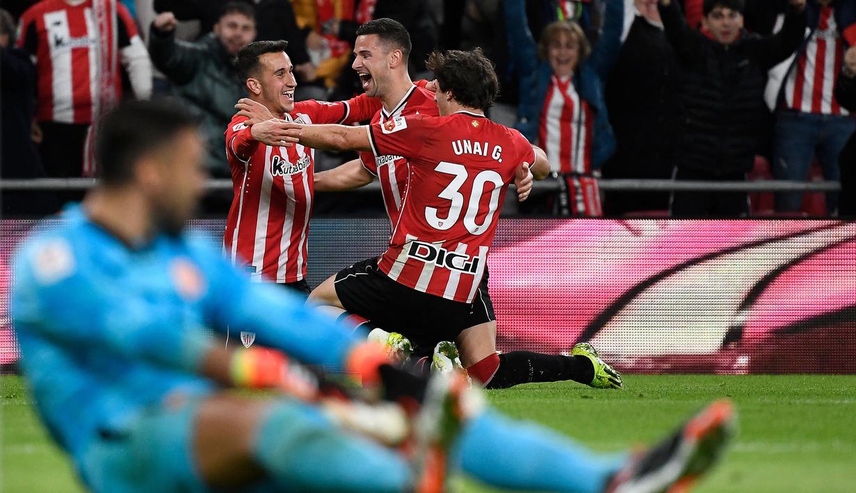 Pemain Athletic Bilbao, Alex Berenguer (kedua kanan) melakukan selebrasi bersama rekannya setelah mencetak gol ke gawang Girona pada laga lanjutan Liga Spanyol 2023/2024 di San Mames Stadium, Bilbao, Spanyol, Selasa (20/02/2024) dini hari WIB. (AFP/Ander Gillenea)