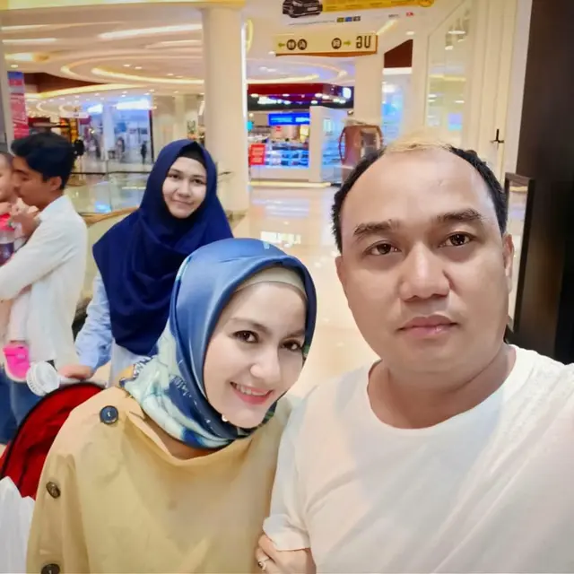 Jarang Terekspos, Ini 6 Momen Kebersamaan Azis Gagap dan Istri Kedua