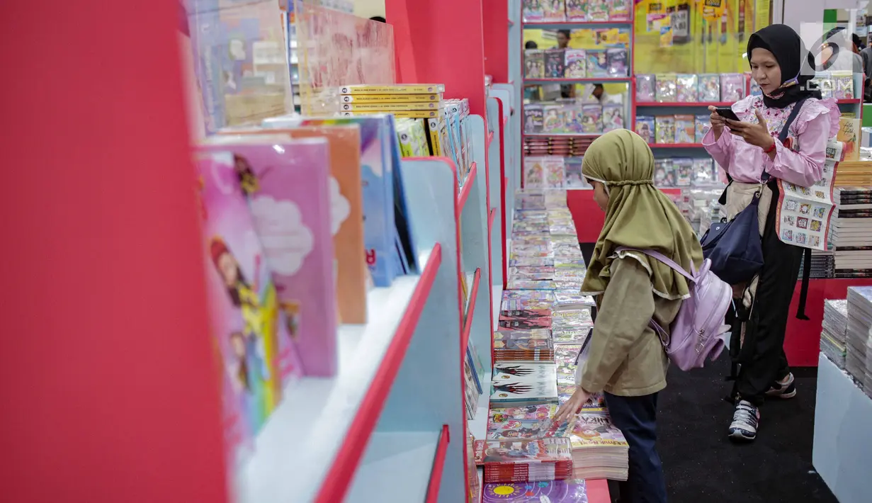 Seorang anak melihat buku di Islamic Book Fair 2019 di JCC, Jakarta, Rabu (27/2). Pameran buku tersebut menghadirkan 213 penerbit buku di Indonesia serta mancanegara dengan 48.250 judul dan 3,6 juta eksemplar buku. (Liputan6.com/Faizal Fanani)