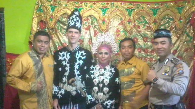 Berawal dari Balutan Perban, Bule Barcelona Kecantol Gadis Desa