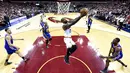 Bintang Cleveland Cavaliers, LeBron James #23 melakukan dunks saat melawan Golden State Warriors ipada game ke-3 NBA Finals di Quicken Loans Arena, (9/6/2016) WIB. (Mandatory Credit: Bob Donnan-USA TODAY Sports)