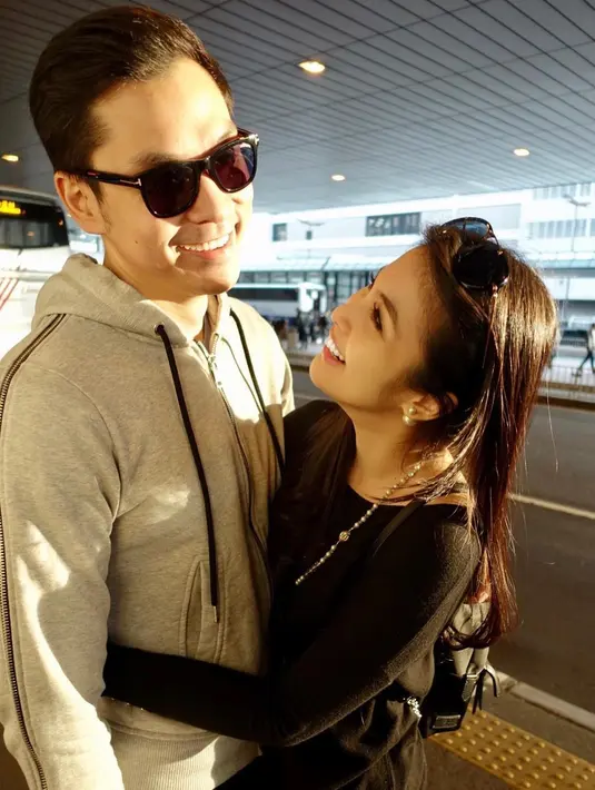 Dari masa pacaran sampai menikah dan kini punya dua anak, Sandra Dewi dan Harvey Moeis selalu sukses bikin iri netizen karena kemesraan mereka. (FOTO: instagram.com/sandradewi88)