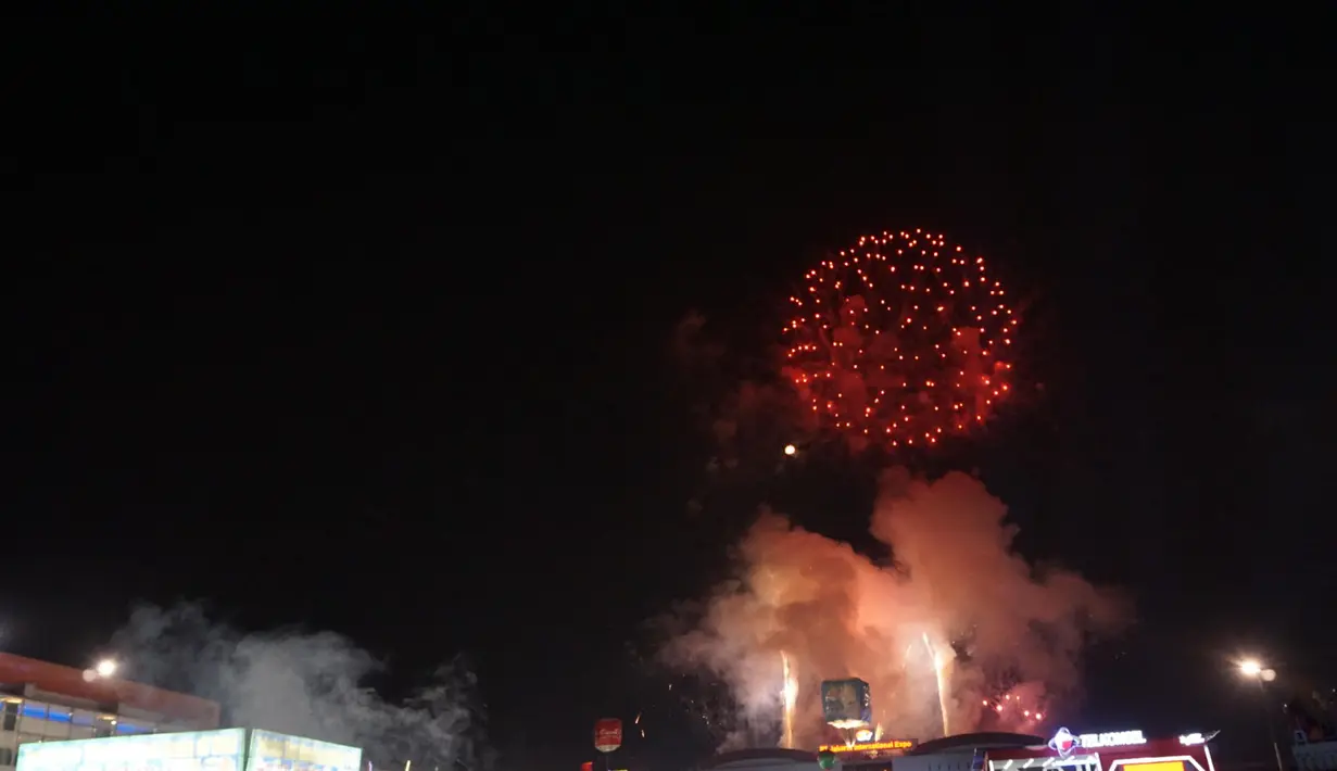 Event Pekan Raya Jakarta 2016, yang berlangsung sebulan lebih itu sekaligus memperingati ulang tahun Jakarta yang ke-489. Acara ditutup dengan pesta kembang api oleh Wakil Gubernur DKI Jakarta Djarot Saiful Hidayat. (Adrian Putra/Bintang.com)