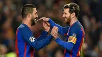 Dua pemain Barcelona Arda Turan (kiri) dan Lionel Messi (kanan) merayakan gol ke gawang Borussia Monchengladbach pada laga Liga Champions di Camp Nou, Selasa (6/12/2016). (AFP/Lluis Gene)