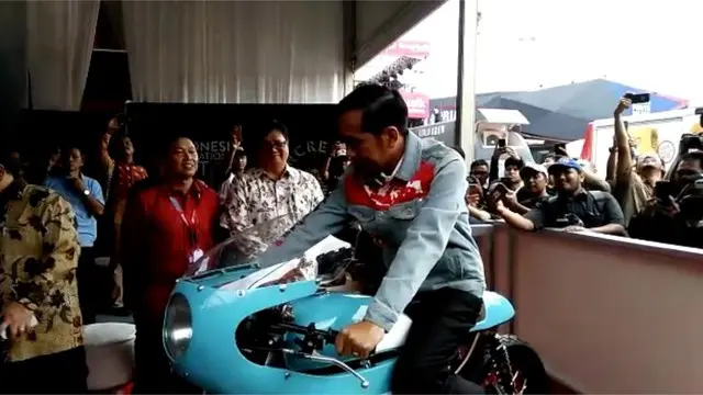 Presiden Jokowi menunggangi motor cafe racer milik Gibran 