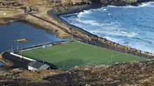 Eidi Stadium merupakan markas beberapa klub sepak bola semi profesional di Kepulauan Faroe. Lokasinya hanya berjarak beberapa meter dati Samudera Atlantik. (sumber: Ritebook)