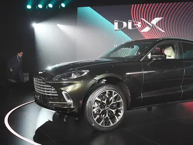 Aston Martin meluncurkan SUV pertamanya, Aston Martin DBX secara resmi di Beijing, China, Rabu (20/11/2019). Pabrikan Inggris itu membandrol SUV Premium Aston Martin DBX dengan harga $192.986 (setara Rp 2,7 miliar) yang mulai dipasarkan pada paruh kedua 2020. (GREG BAKER / AFP)