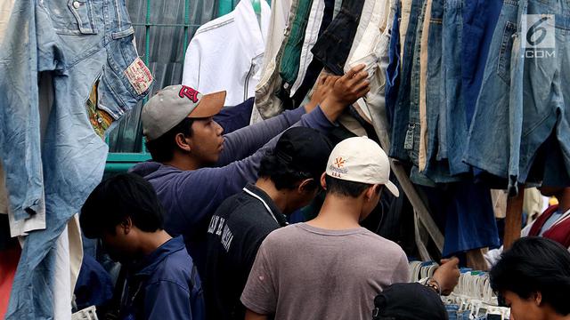 Hari Terakhir Puasa, Warga Berburu Baju Bekas di Senen