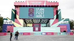 Orang-orang berjalan di instalasi FIFA Fan Fest Guadalajara di Plaza Liberacion dan Plaza de Armas di pusat kota Guadalajara, Negara Bagian Jalisco, Meksiko, Selasa 9 Juni 2026, menjelang pembukaan turnamen sepak bola Piala Dunia 2026. (Ulises RUIZ/AFP)