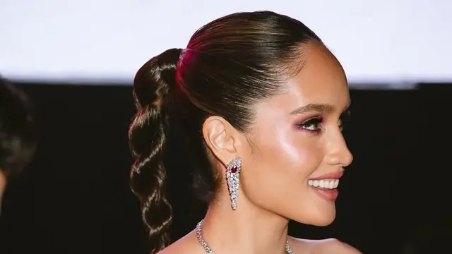 Cinta Laura tampil dengan gaya rambut ponytail. [@claurakiehl]