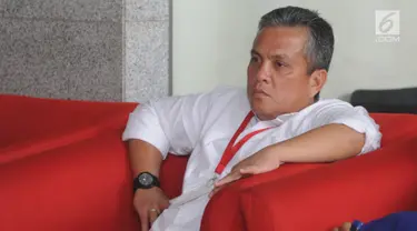 Ketua DPRD Kabupaten Labuhanbatu, Dahlan Bukhari berada di ruang tunggu untuk menjalani pemeriksaan di Gedung KPK, Jakarta, Rabu (21/11). Dahlan diperiksa dalam kasus suap terkait proyek di lingkungan Kabupaten Labuhanbatu. (Merdeka.com/Dwi Narwoko)