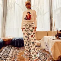 Bahkan, musisi 49 tahun itu mengaku bahwa kini ia bisa pakai baju size XS. [@melly_goeslaw].