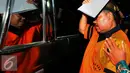 Syamsir Yusfan menutup wajahnya usai diperiksa KPK, Jakarta, Jumat (24/7/2015). Syamsir diduga menerima suap terkait persidangan perkara penyalahgunaan dana bantuan sosial di Medan tahun anggaran 2012-2013. (Liputan6.com/Yoppy Renato)