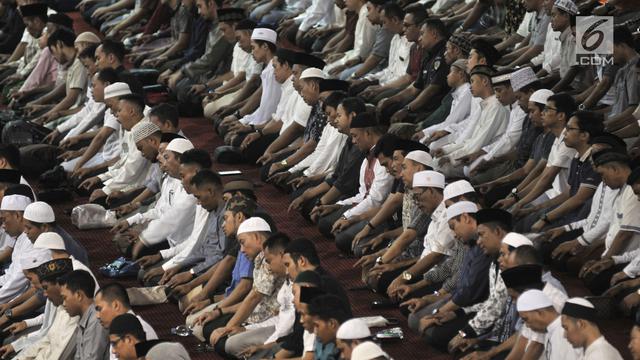 Khusyuk, Ribuan Jemaah Salat Tarawih Pertama di Masjid Istiqlal