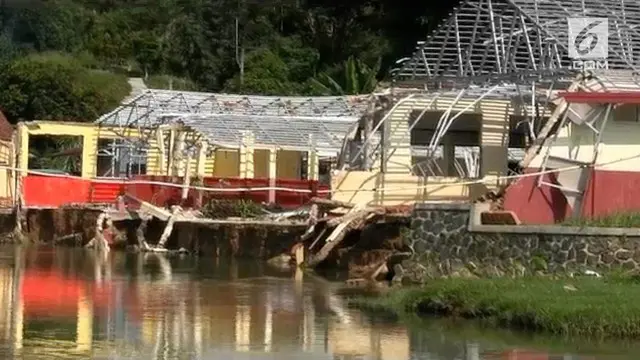 Akibat meluapnya sungai Puraseda di kecamatan Leuwiliang, kabupaten Bogor, bangunan Sekolah Dasar Negeri Kampung Tengah hancur tersapu arus.
