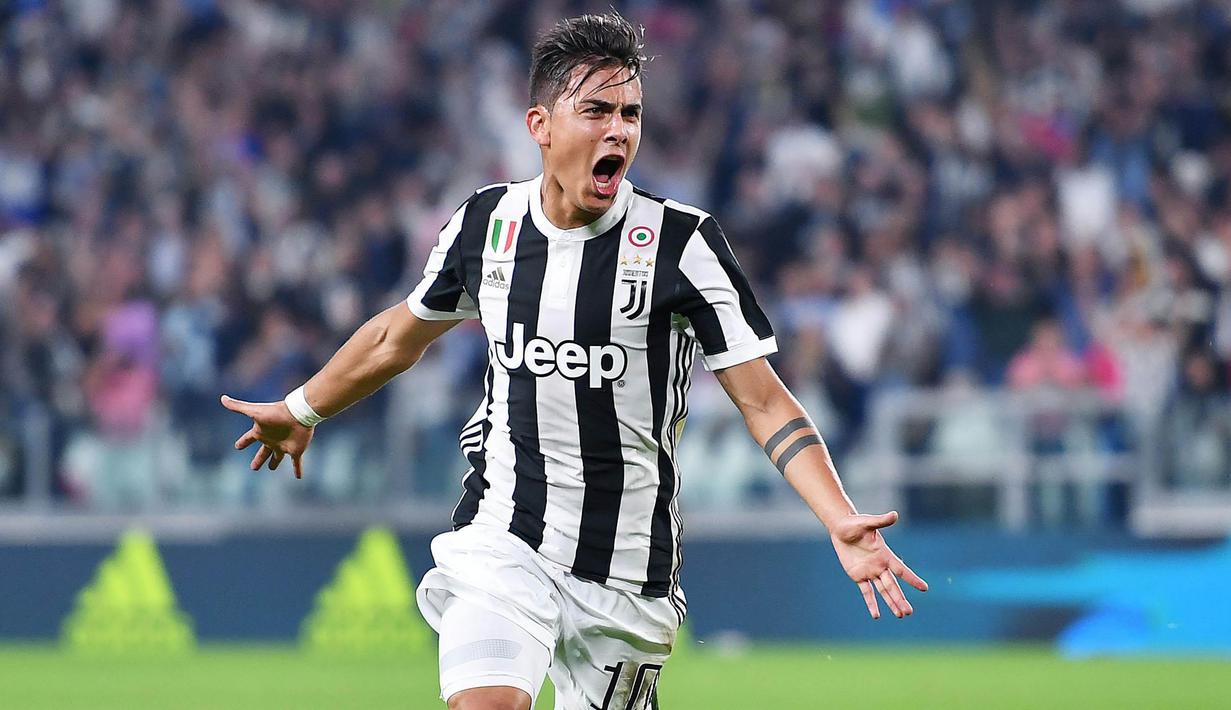 Striker Juventus, Paulo Dybala, melakukan selebrasi usai mencetak gol ke gawang Torino pada laga Serie A, Italia, di Stadion Allianz, Sabtu (23/9/2017). Juventus menang 4-0 atas Torino. (AP/Alessandro Di Marco)