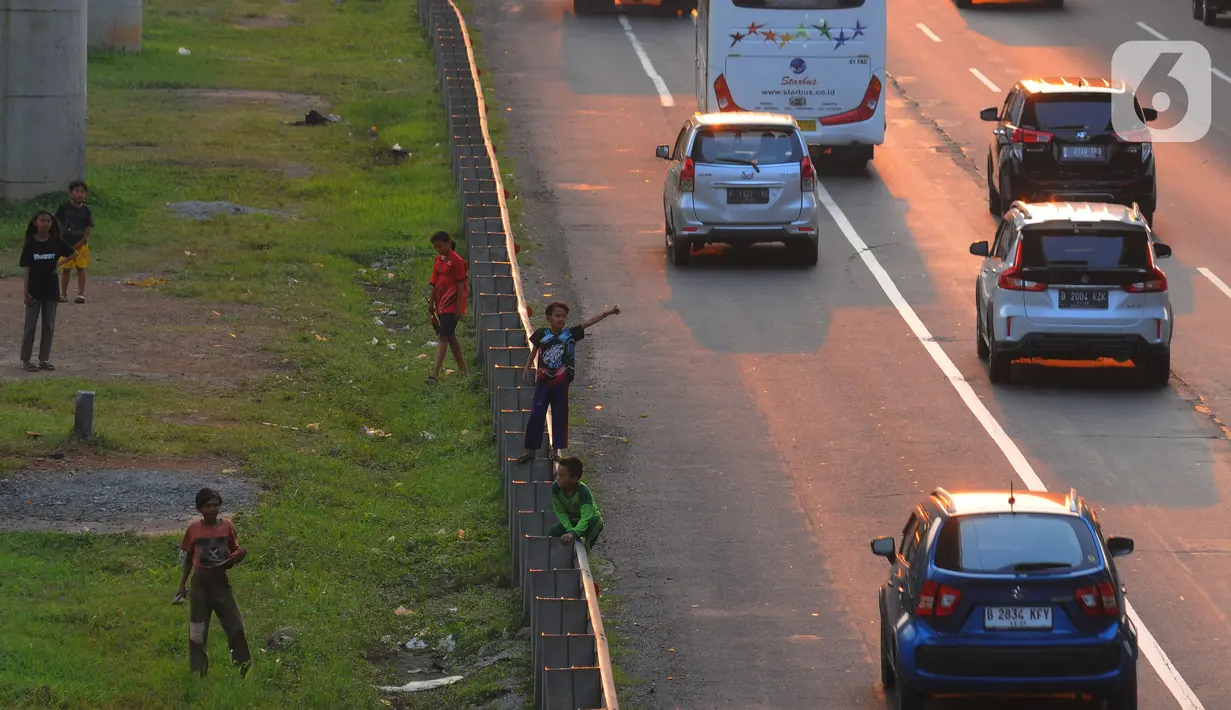 Bukan hanya dirusak, tapi pagar milik pengelola tol itu juga dicuri maling. (merdeka.com/imam buhori)